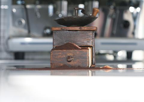 Molinillos de café antiguos: cómo evaluarlos y restaurarlos