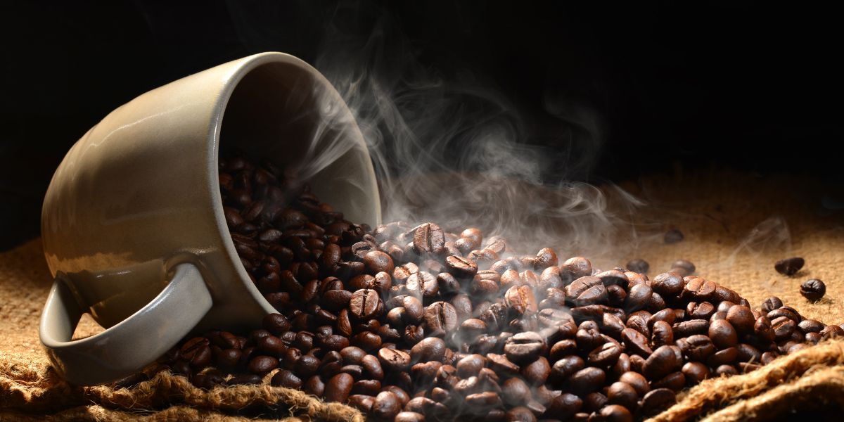 Cómo moler granos de café sin molinillo: métodos rápidos y fáciles