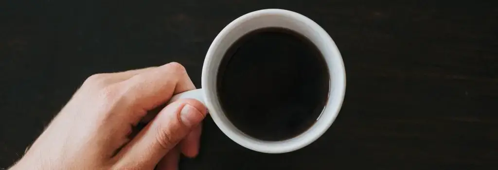 ¿Por qué mi café sabe a metal? Descifrando el problema